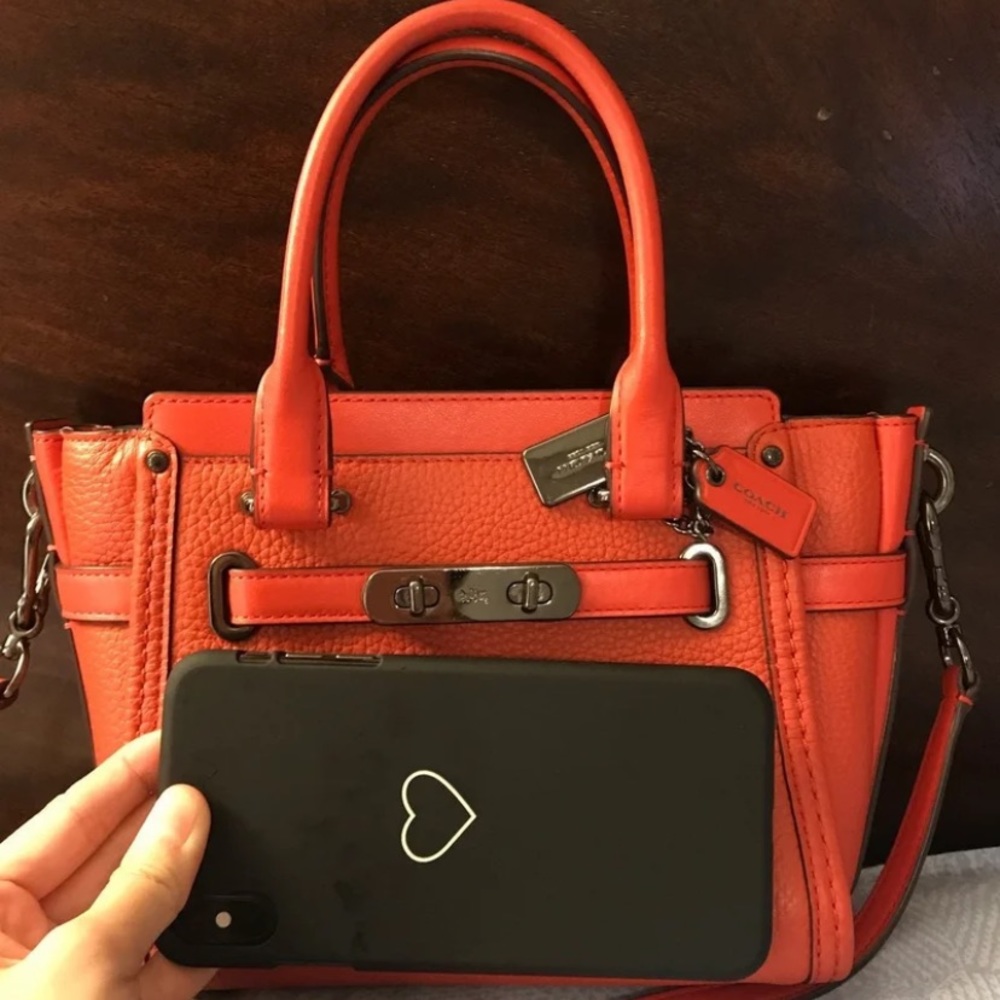 Coach Swagger Coral 21！ Retail for 350